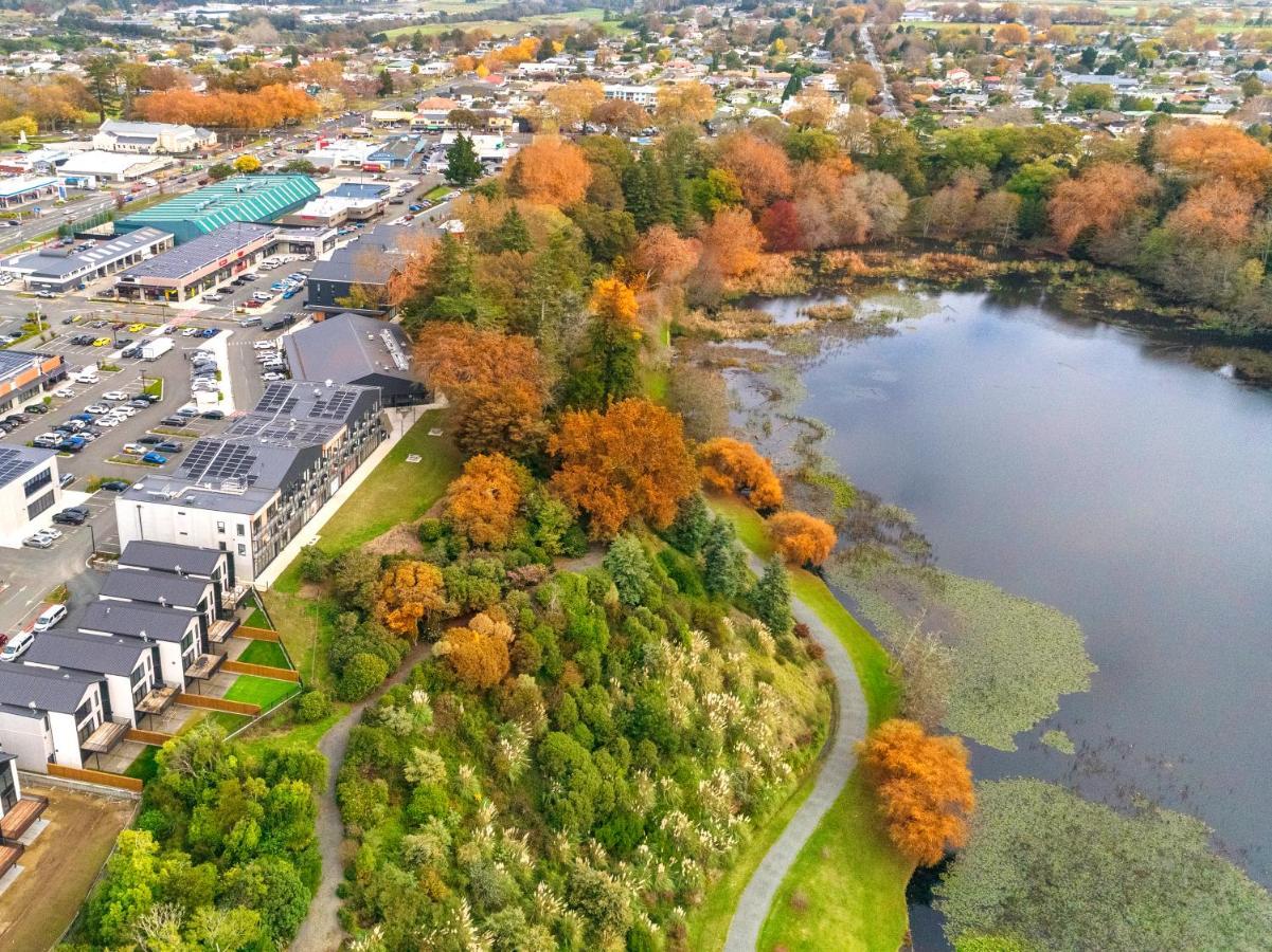 Hidden Lake Hotel & Apartments Кембридж Экстерьер фото